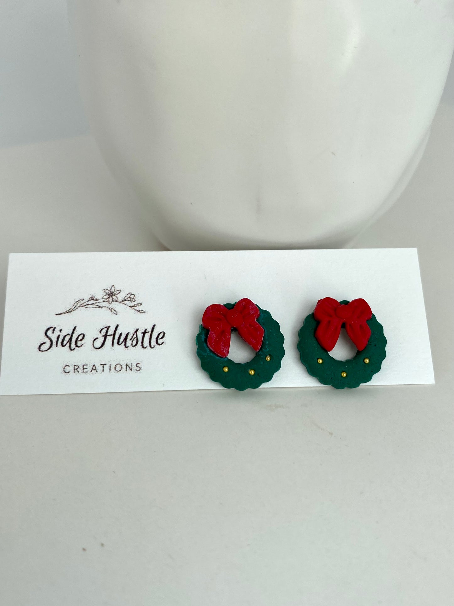 Mini Classic Wreath Stud